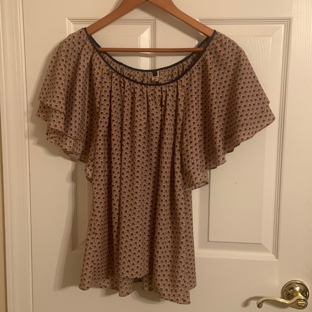Vintage, retro, flowy blouse with swoop neck and roomy sleeves.